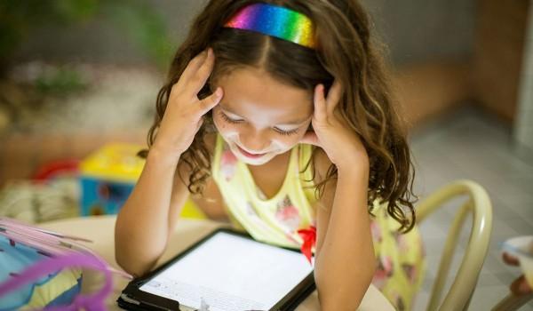 Barn som använder en pedagogisk app