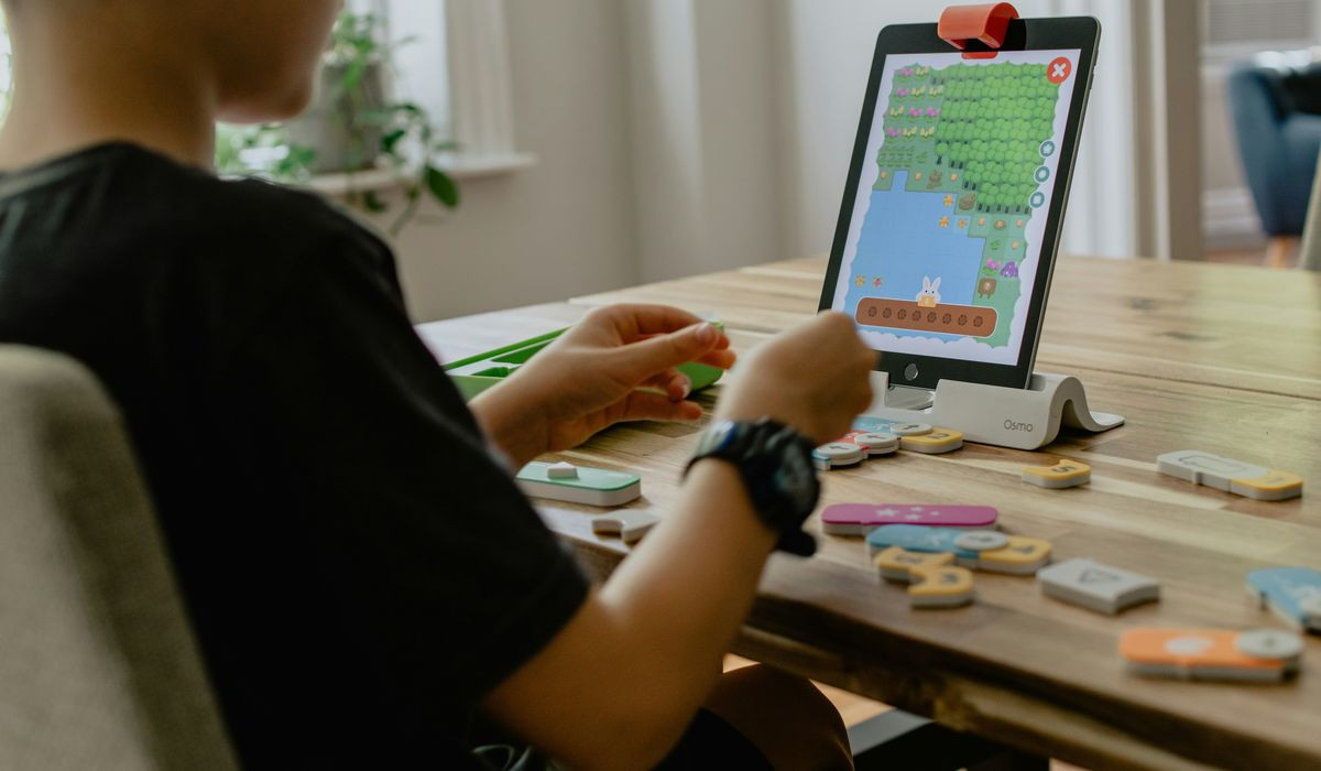 Hur mycket skärmtid är lagom för barn? Tips för åldern 6-12 år
